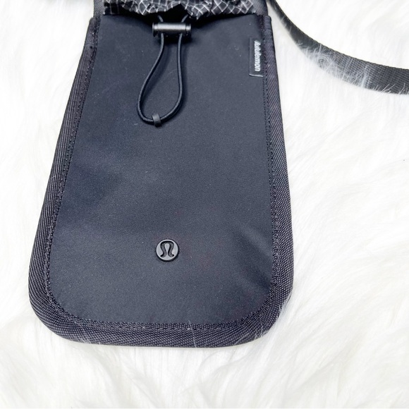Lululemon Drawcord Top Cinch Crossbody One Size Black - Picture 4 of 7